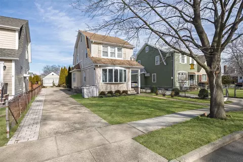 305 Bryant Ave, Floral Park, NY 11001
