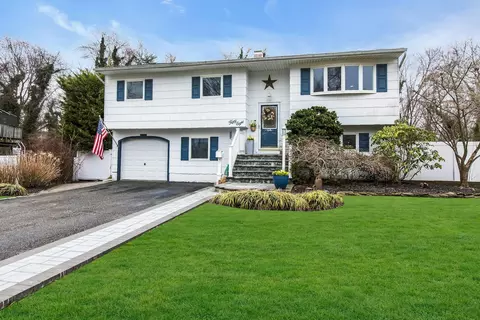 58 Elliot St, Islip, NY 11751
