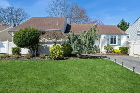 30 Jane Dr, North Babylon, NY 11703