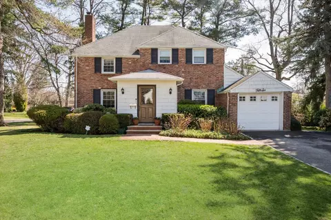 56 Milburn Ln, North Hempstead, NY 11577