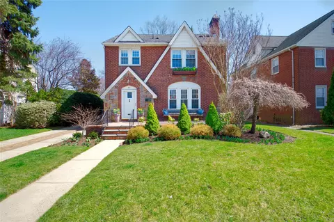 83 Adams St, Garden City, NY 11530