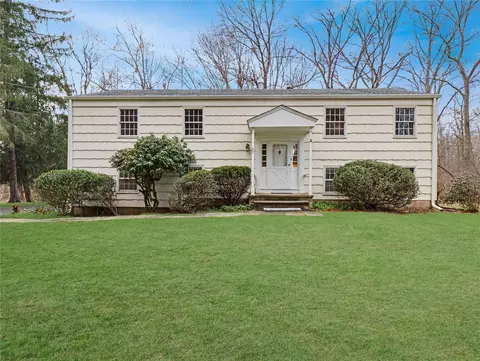 87 Robinhood Ln, Clarkstown, NY 10956