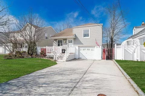 43 Coolidge Ave, Amity Harbor, NY 11701