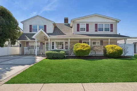 20 Ribbon Ln, Wantagh, NY 11793