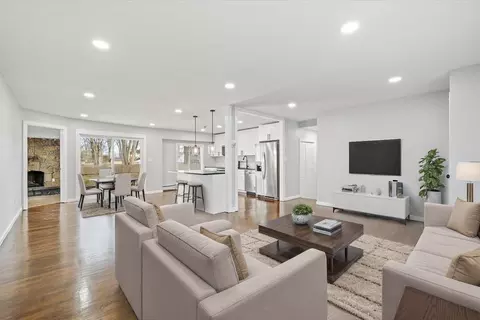 28 W Oakdale St, Bay Shore, NY 11706