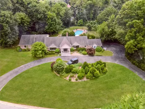 6 Dolly Cam Ln, Glen Head, NY 11545
