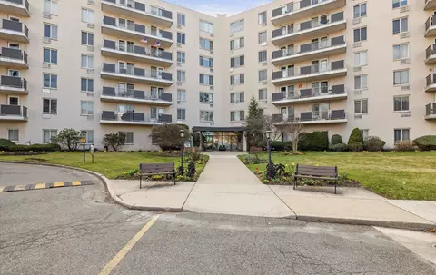 135 Post Ave #2U, North Hempstead, NY 11590
