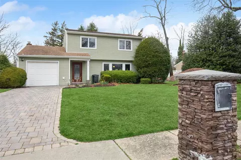 35 Sejon Dr, Sayville, NY 11782