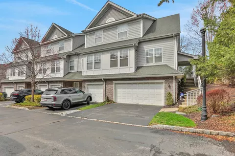311 Bridgeview Dr, Poughkeepsie, NY 12601
