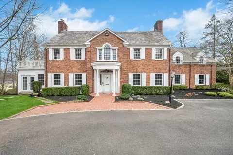 85 Station Rd, North Hempstead, NY 11023
