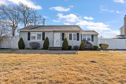 825 Milligan Ln, West Islip, NY 11795