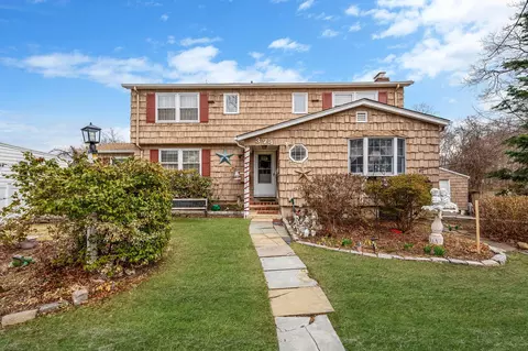 374 S 11th St, Lindenhurst, NY 11757