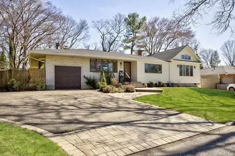 16 Bridle Ln, Huntington Station, NY 11746