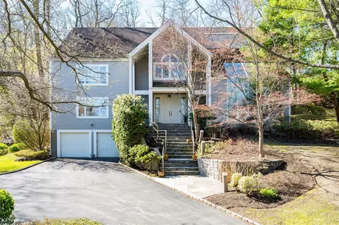 9 Verity Ln, North Hempstead, NY 11576