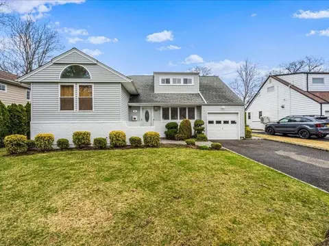 6 Griffin Ln, North Hempstead, NY 11596
