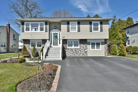 79 Commonwealth Ave, Massapequa, NY 11758