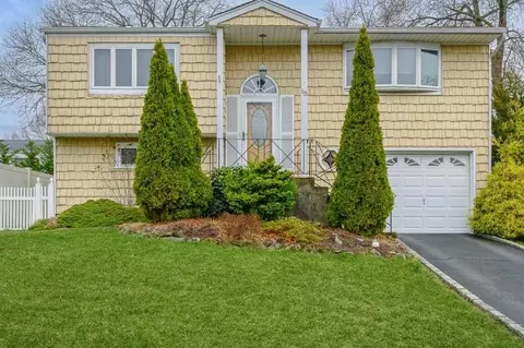 15 Crawford Ct, Huntington Station, NY 11746