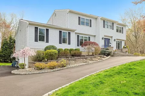 19 White Birch Ct, Clarkstown, NY 10956