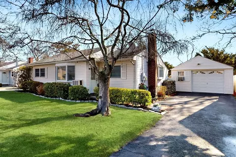85 Washington Ave, West Sayville, NY 11796
