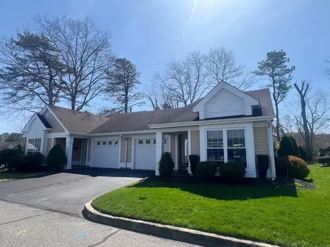 5 Wainscott Ct, Ridge, NY 11961