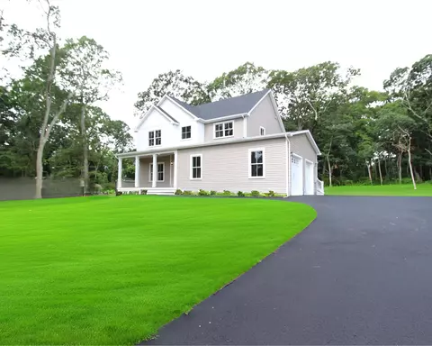 46 Newins St, Center Moriches, NY 11934