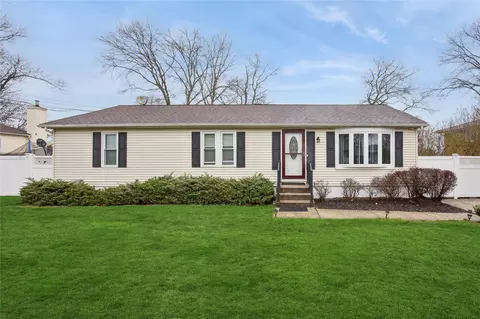 5 Bonny Dr, Mastic, NY 11950