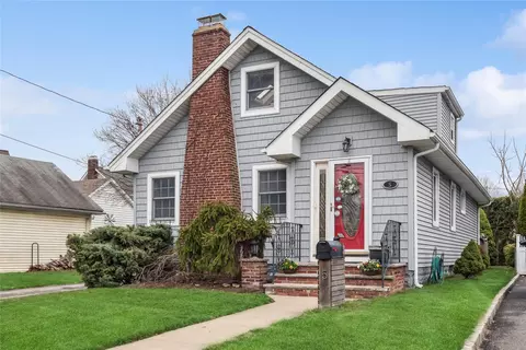 5 Lexington Ave, Malverne, NY 11565
