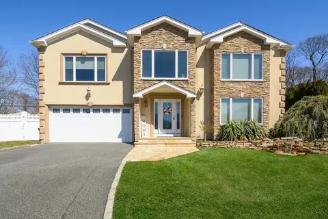 50 Townline Ct, Islip, NY 11788