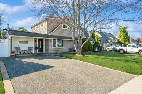 40 Mist Ln, North Hempstead, NY 11590