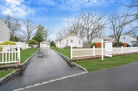 622 Sandra Ave, West Islip, NY 11795