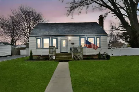 27 Francine Dr N, Massapequa, NY 11758