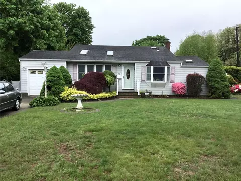 10 Fern Pl, Bay Shore, NY 11706