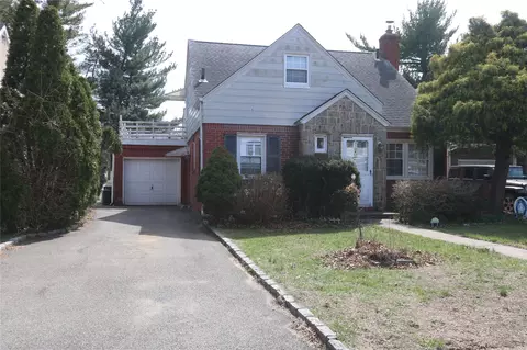 22 Primrose Dr, North Hempstead, NY 11040