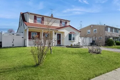 105 Old Oak Ln, Levittown, NY 11756