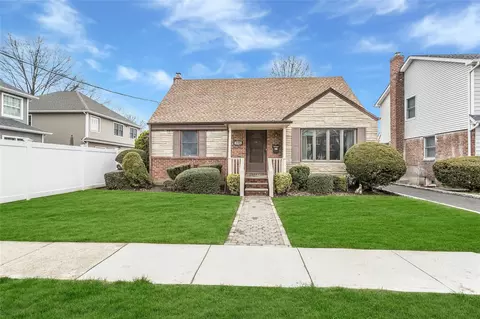 175 Andrews Rd, North Hempstead, NY 11501
