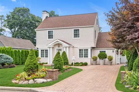 9 Robin Rd, North Hempstead, NY 11030