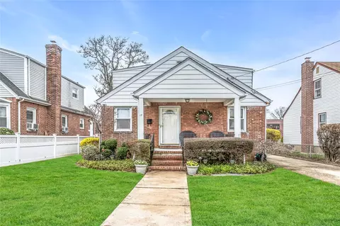 17 Hillside Ave, Lynbrook, NY 11563