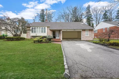140 Dogwood Rd, North Hempstead, NY 11576