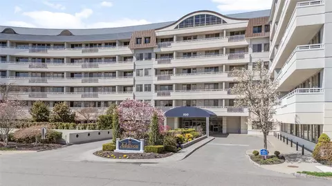 100 Harbor View Dr #230, North Hempstead, NY 11050