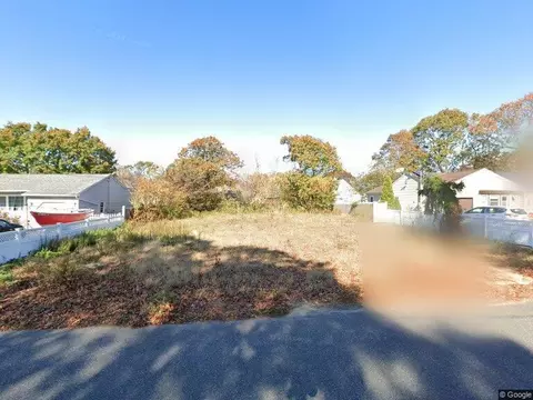 33 Ranch Dr, Brookhaven, NY 11967