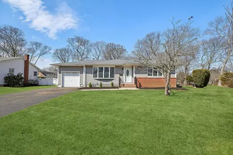 98 Bieselin Rd, Bellport, NY 11713
