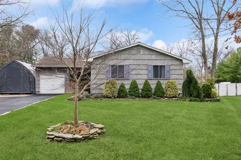 1320 Spur Dr S, Islip, NY 11751