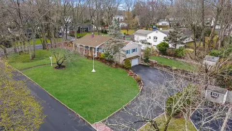 41 Winslow Ln, Smithtown, NY 11787