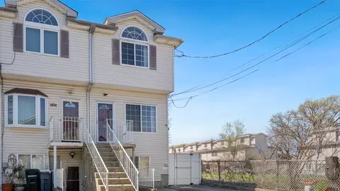 10 Noah Ct, Staten Island, NY 10303