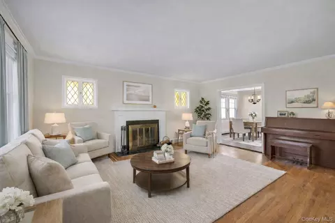 1242 Pawnee Pl, New York, NY 10461