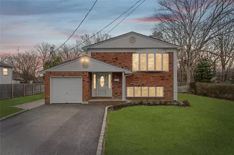 36 E Belmont St, Bay Shore, NY 11706