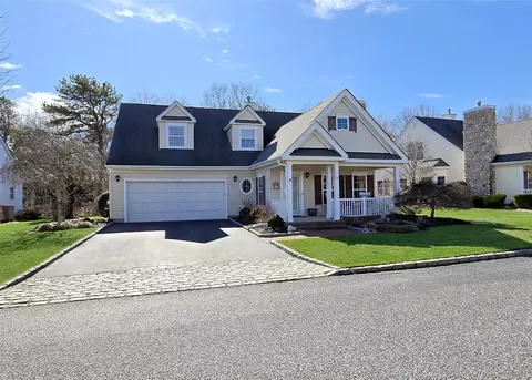 88 Golden Spruce Dr, Calverton, NY 11933