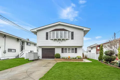 818 S Ocean Ave, Freeport, NY 11520