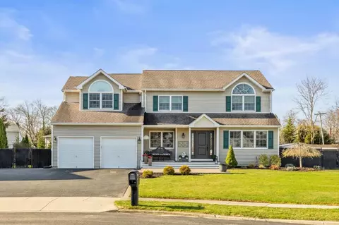 51 Clifford Blvd, Hauppauge, NY 11788