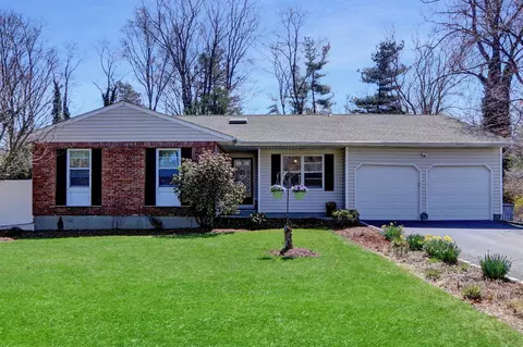 4 Rosewood Ct, Setauket, NY 11733